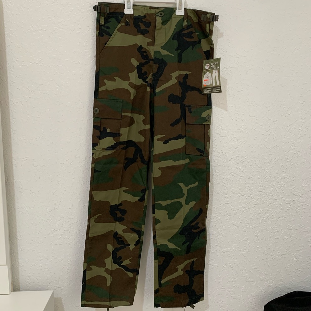 Boys camouflage pants with multiple pockets
